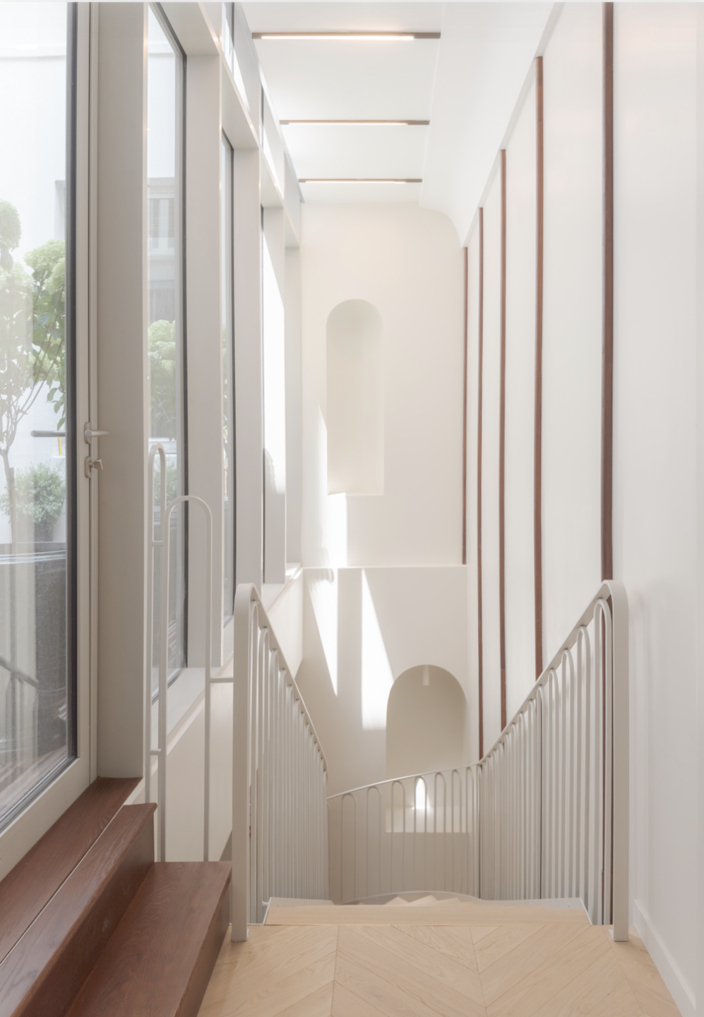 Escalier — vue plongeante, garde-corps blanc, verrière cour