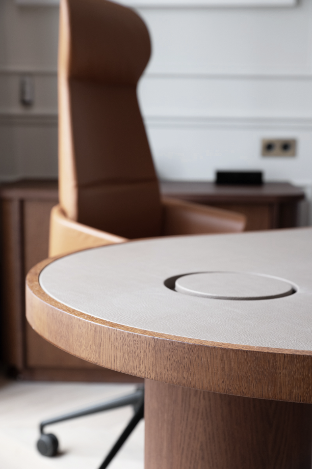 Détail — table ovale noyer, cuir, prise intégrée