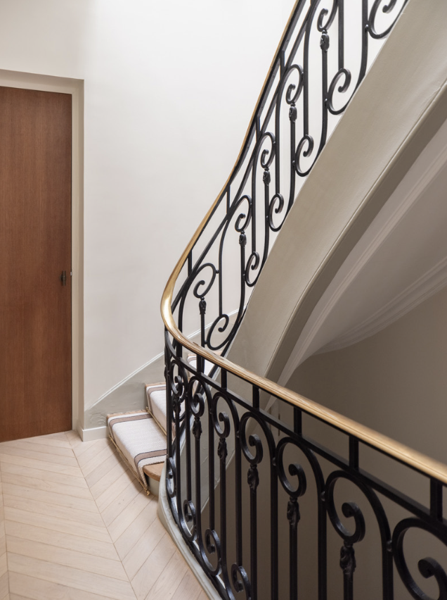Escalier haussmannien — fer forgé noir, rampe laiton doré