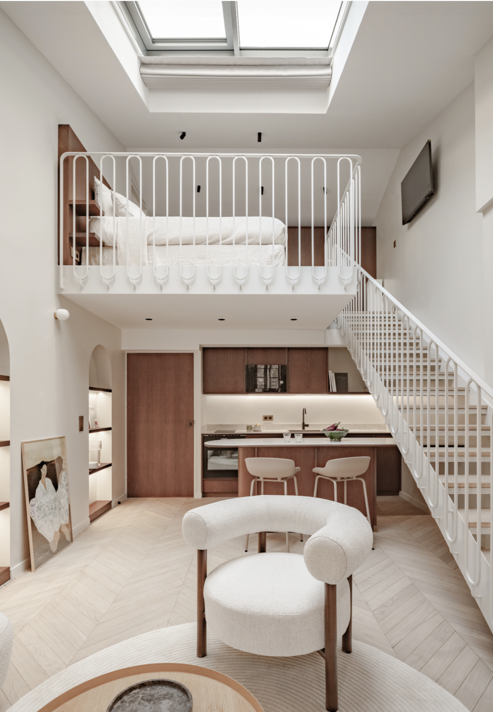 Duplex mezzanine — verrière toit, cuisine noyer, escalier blanc, fauteuil bouclette