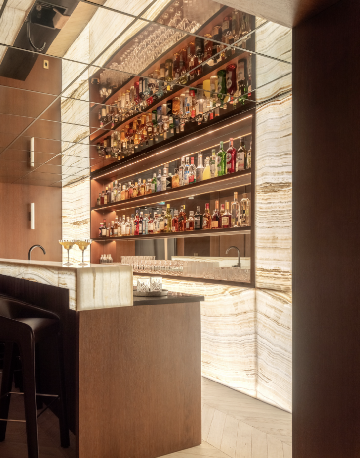 Bar onyx — comptoir noyer, onyx rétroéclairé, bouteilles